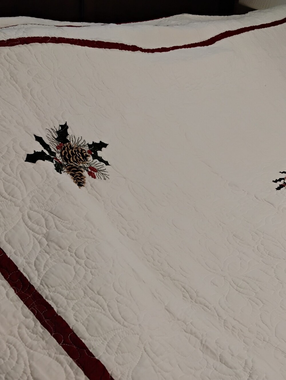 4008 Queen Size Crackerbarrel Embroidered Cardinal Greetings. 09" X 90". - Picture 8 of 15